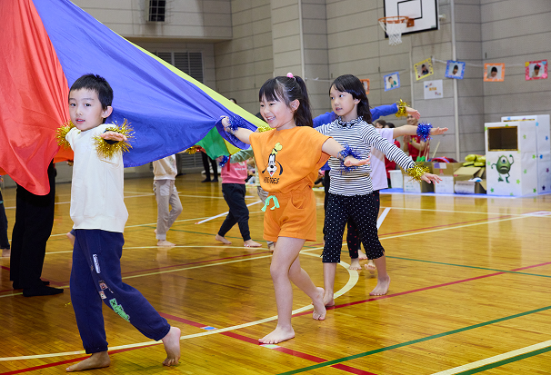 運動会でパラバルーンを披露している園児たち