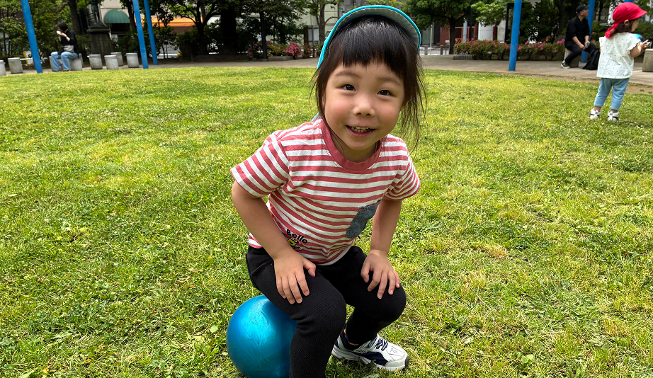 ボールで遊ぶ女の子