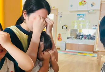 先生と園児が集まり一日を振り返る：先生フォーカス
