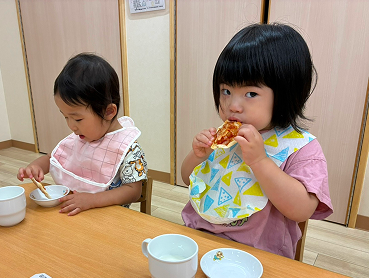 手づくりおやつを食べる子ども