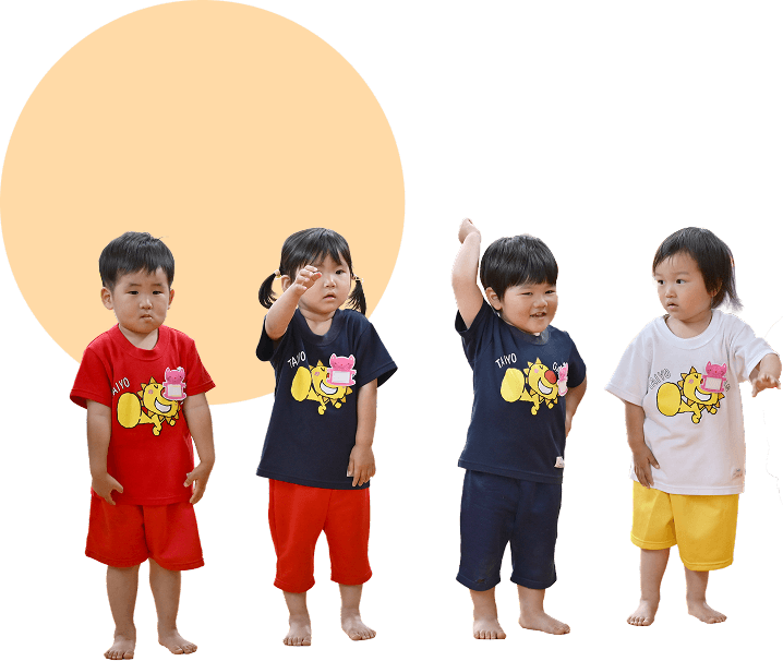 並んで挙手をする園児達