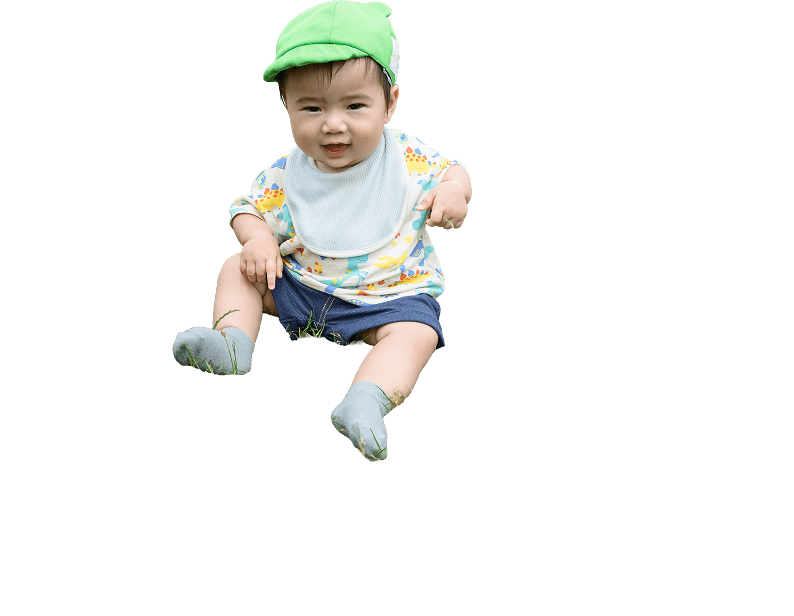 座っている園児