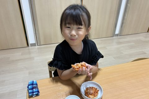 おやつを食べる園児