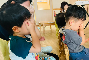 先生と園児が集まり一日を振り返る：園児フォーカス