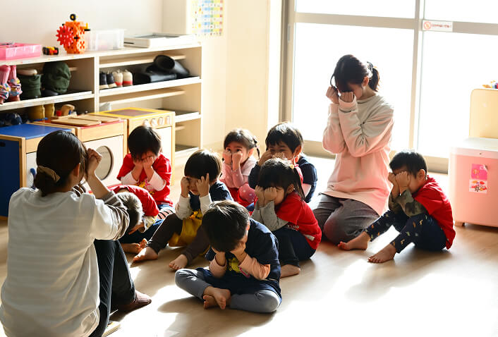 先生と園児が集まり一日を振り返る