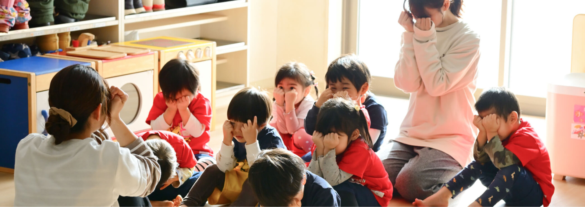 先生と園児が集まり一日を振り返る
