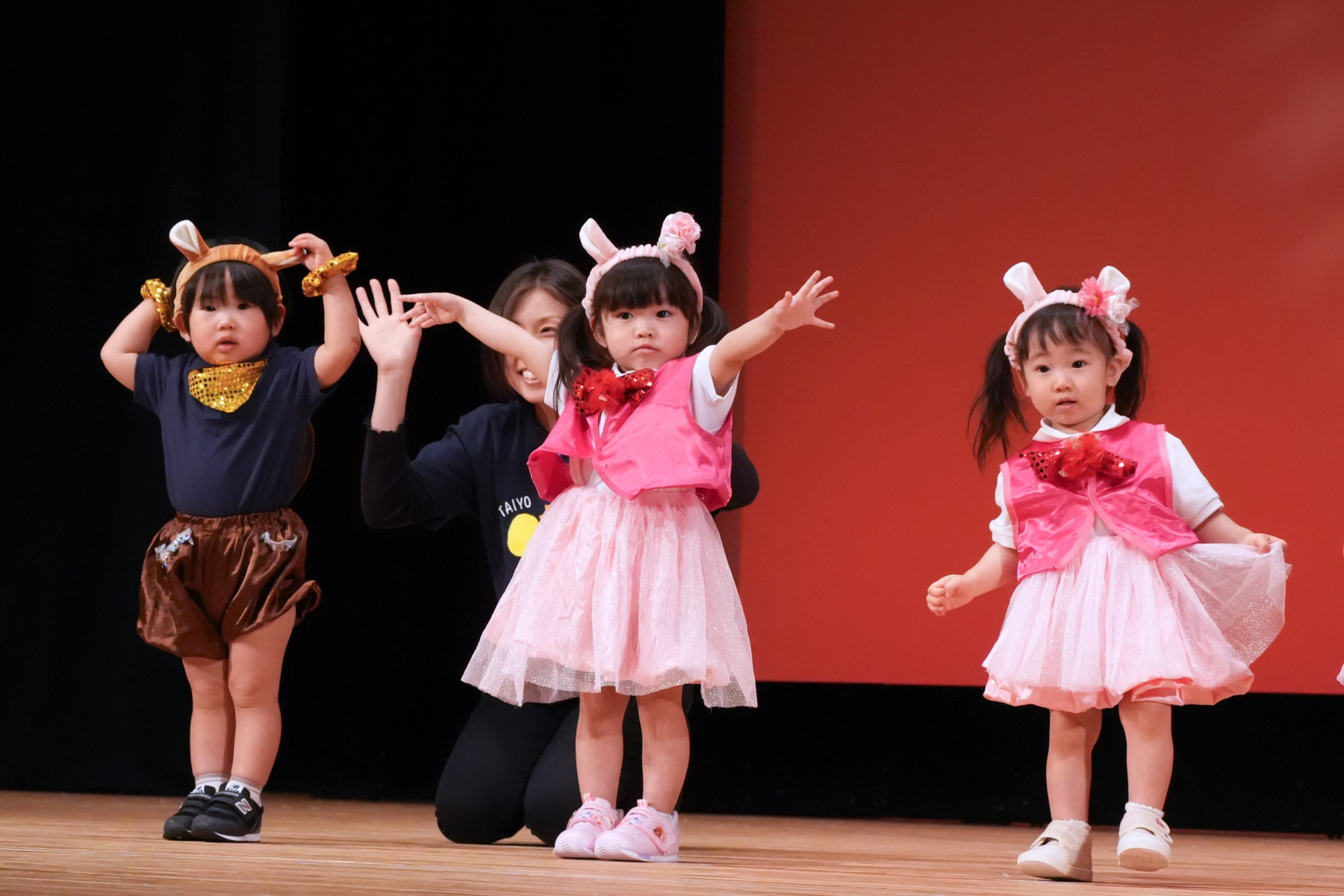 衣装を着てダンス発表会をしている園児たち