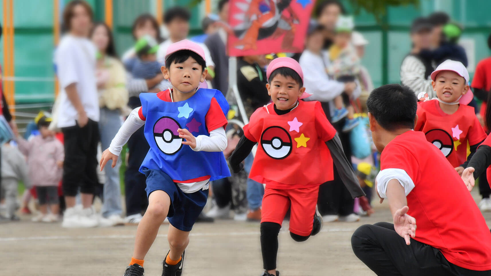 運動会でかけっこをしている男の子
