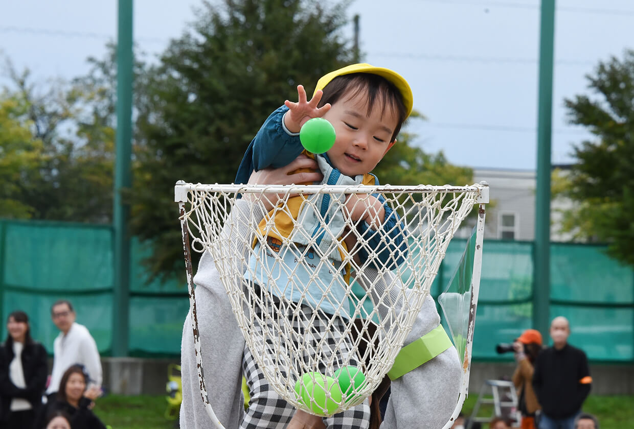 運動会で玉入れをしている園児