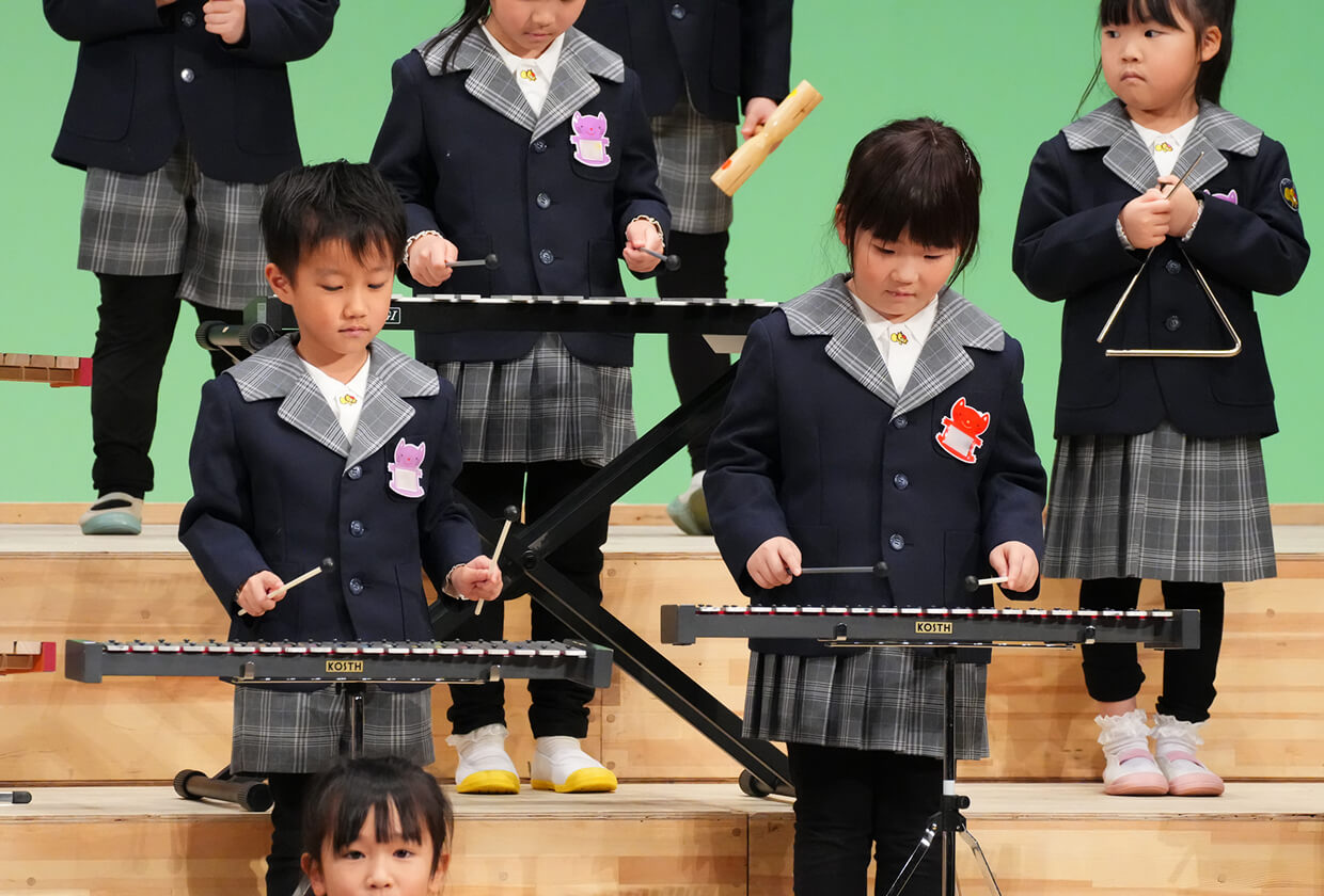 発表会で楽器で演奏している園児たち