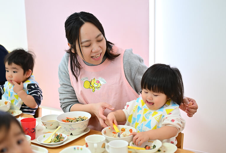 給食を食べる園児