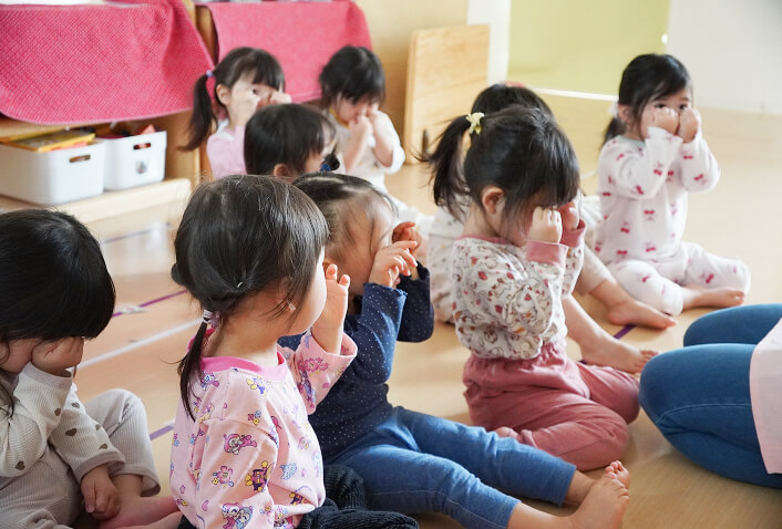先生と園児が集まり一日を振り返る