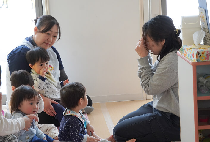 先生と園児が集まり一日を振り返る