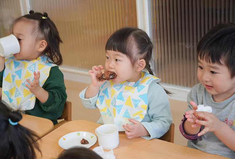 手づくりおやつを食べる子ども