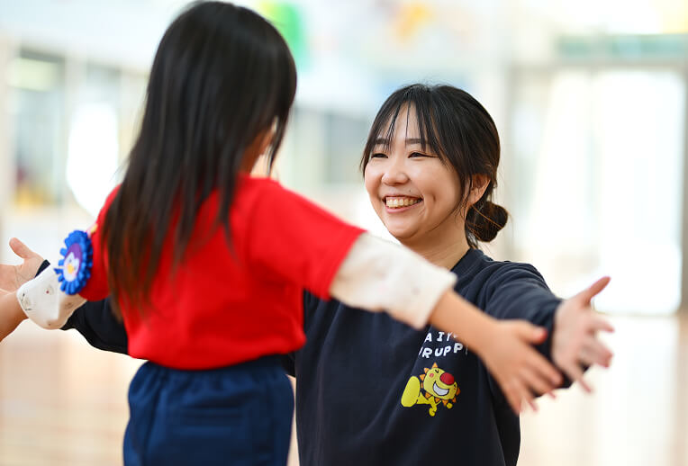 帰りの会で抱きしめる先生と園児
