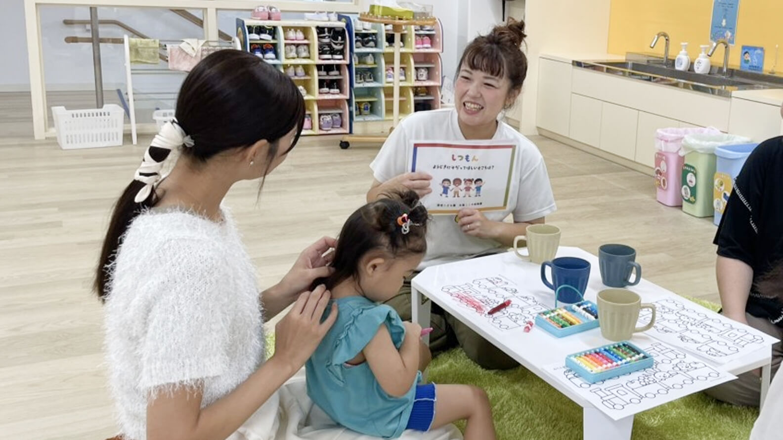 先生と保護者が笑顔で話す様子