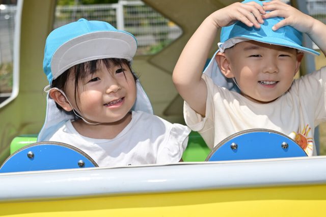 遊具で遊ぶ二人の園児