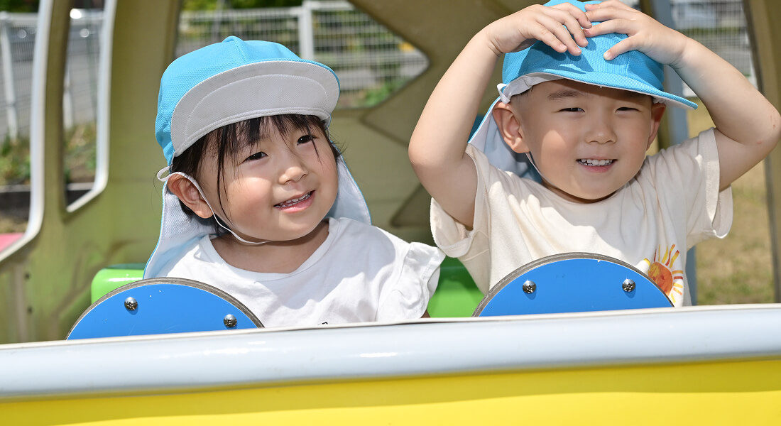 遊具で遊ぶ二人の園児