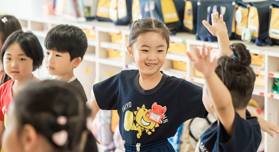 お友達とお話をする園児