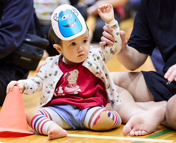 お面をかぶる園児