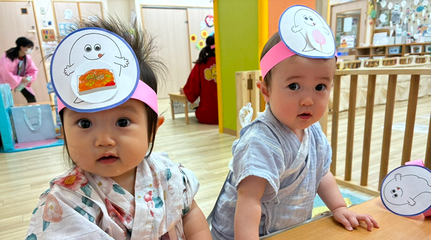 浴衣を着てお面をつけた園児２人