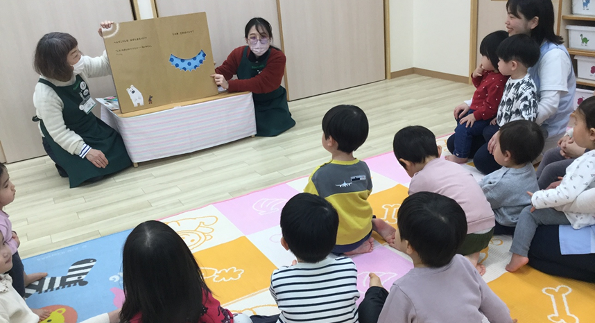大きな絵本をみんなで楽しむ様子