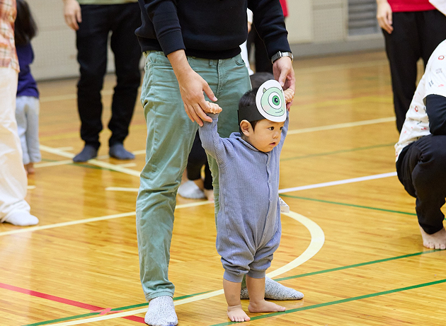 支えてもらいながら参加する男の子