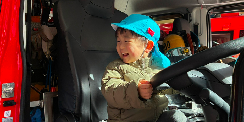 救急車の乗車体験をする男の子