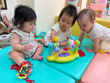 仲良くおもちゃで遊ぶ園児
