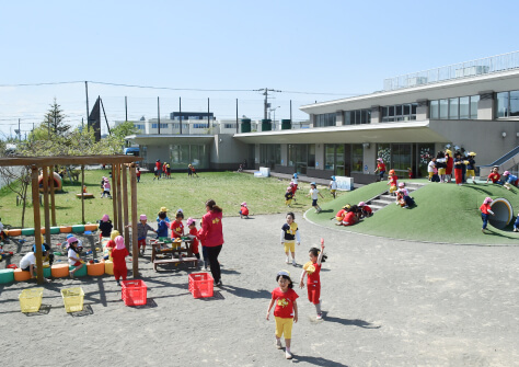 園庭で遊ぶ子どもたち