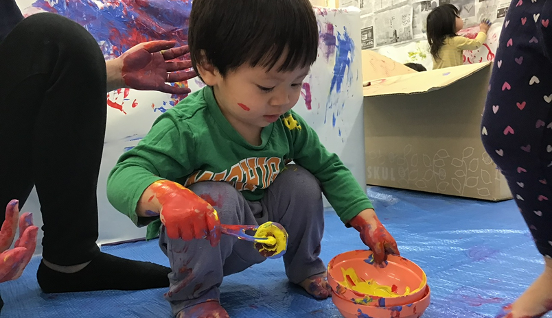 絵具を全身で楽しむ男の子