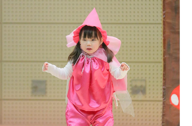 魔法使いの衣装で演じる女の子