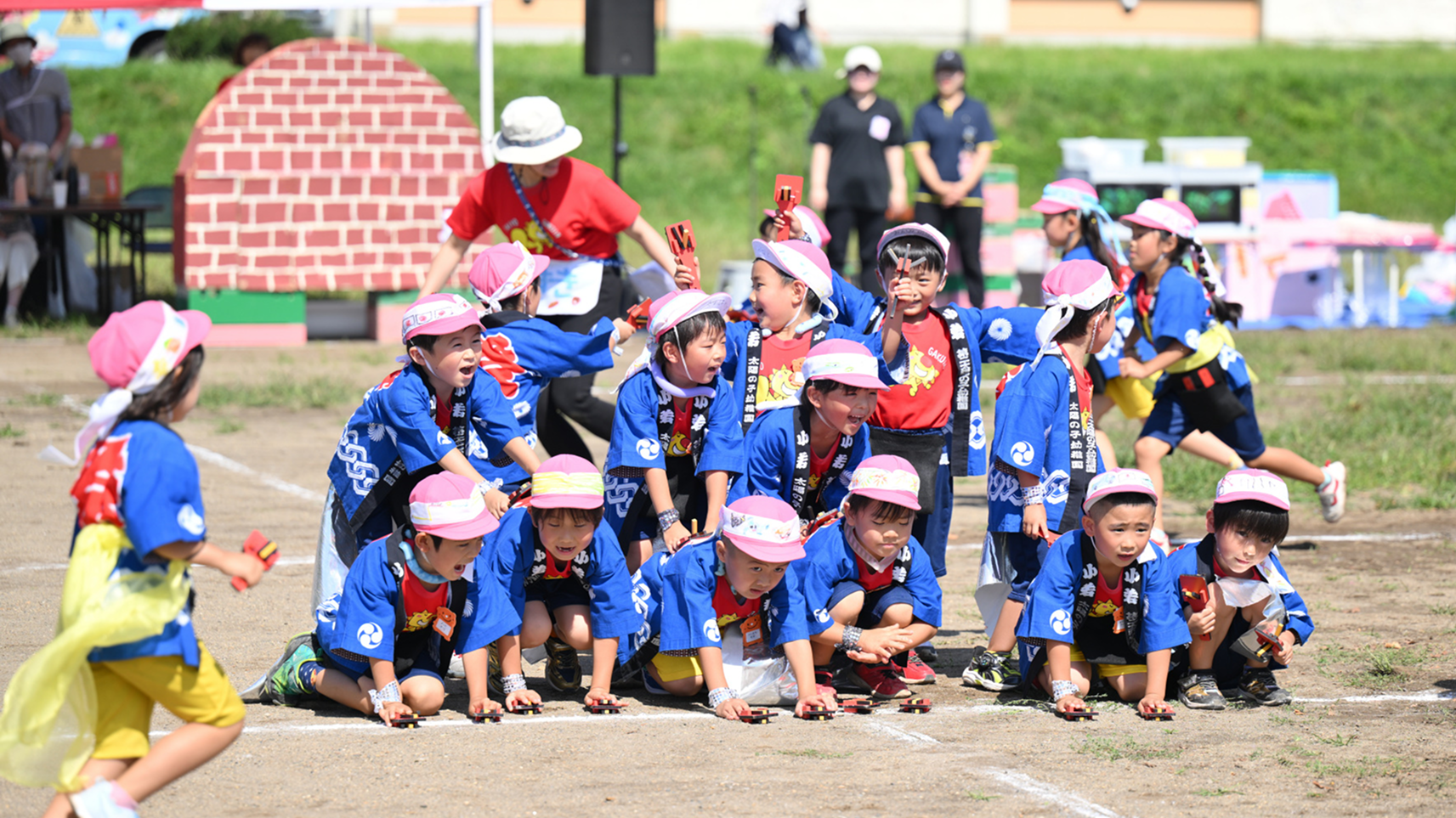 運動会を楽しむ園児