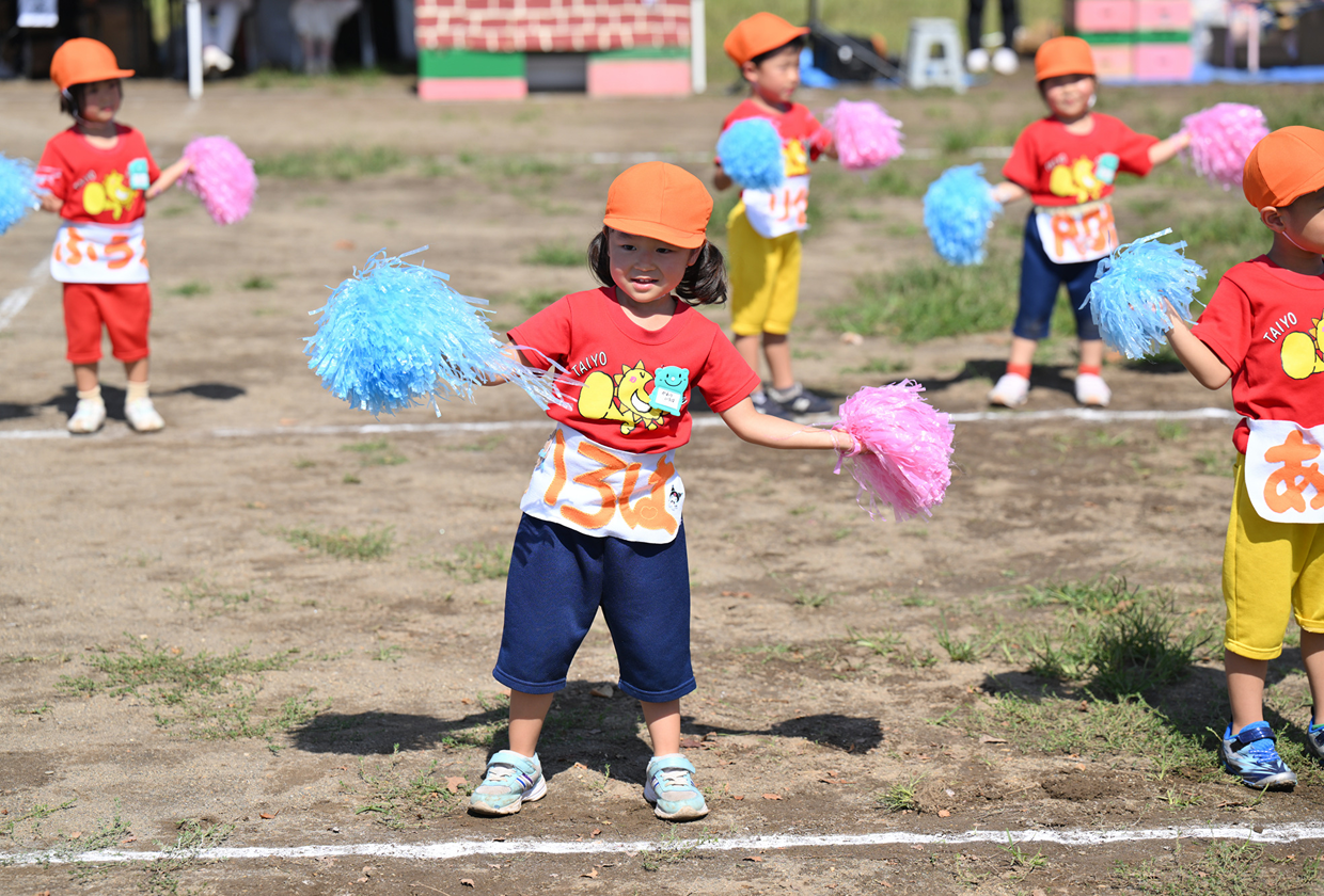 運動会で踊る園児