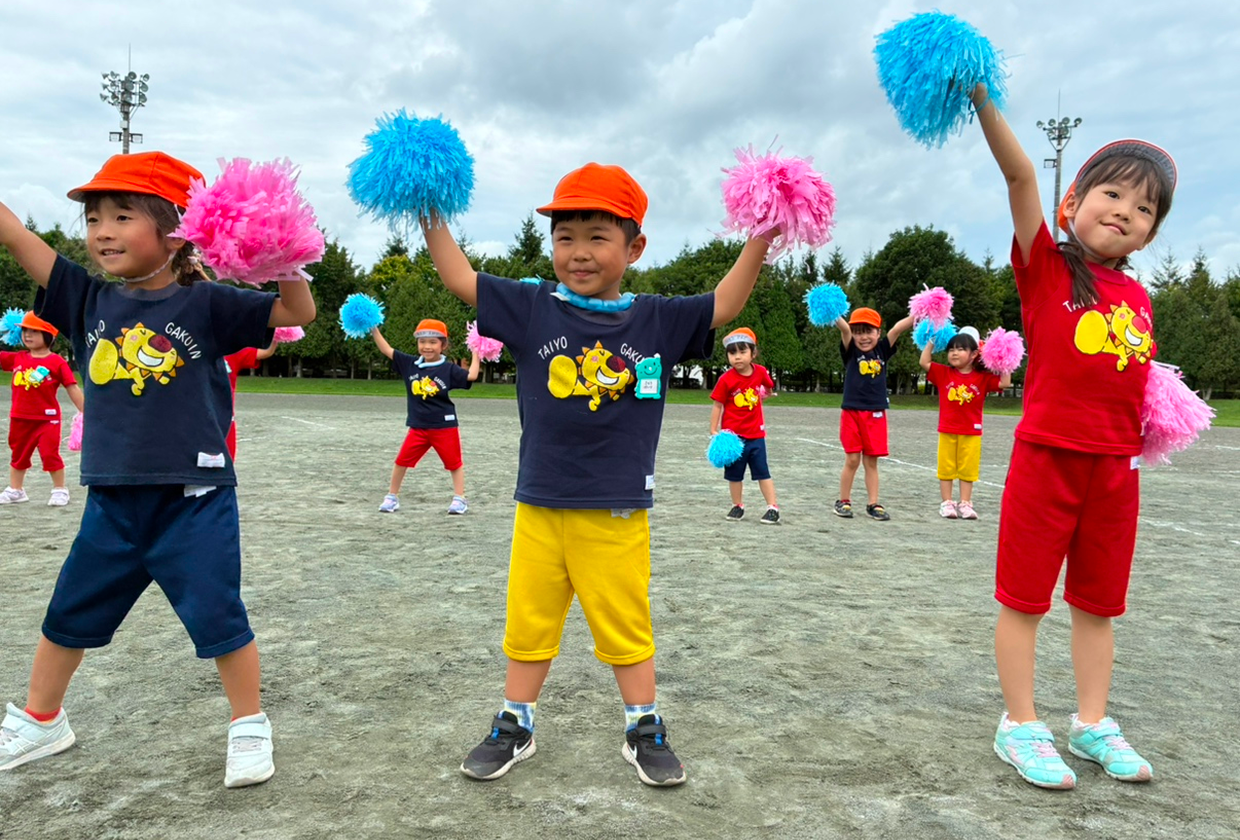 運動会で楽しく踊る園児たち