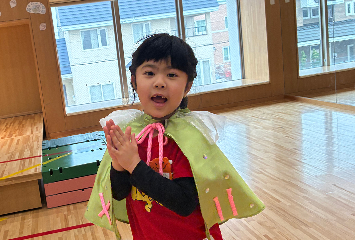 発表会で笑顔の園児