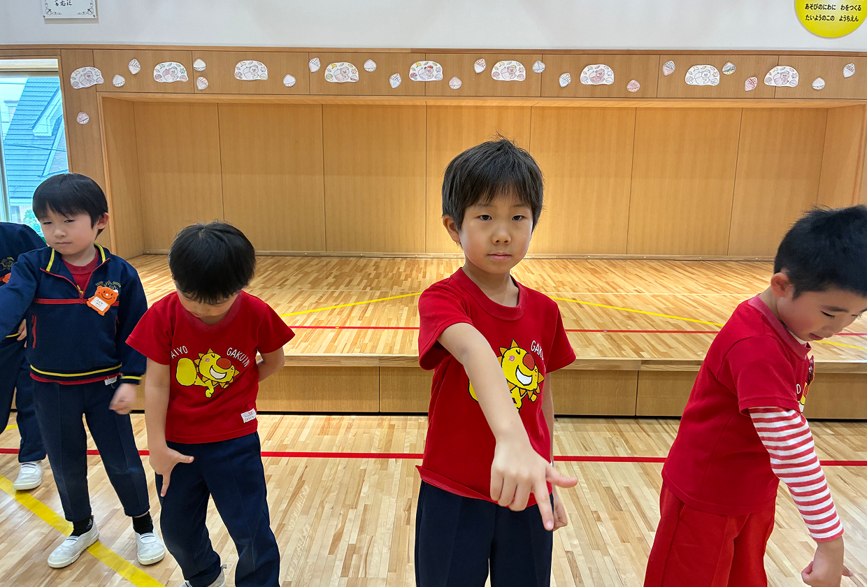 衣装を着て発表会に出ている園児