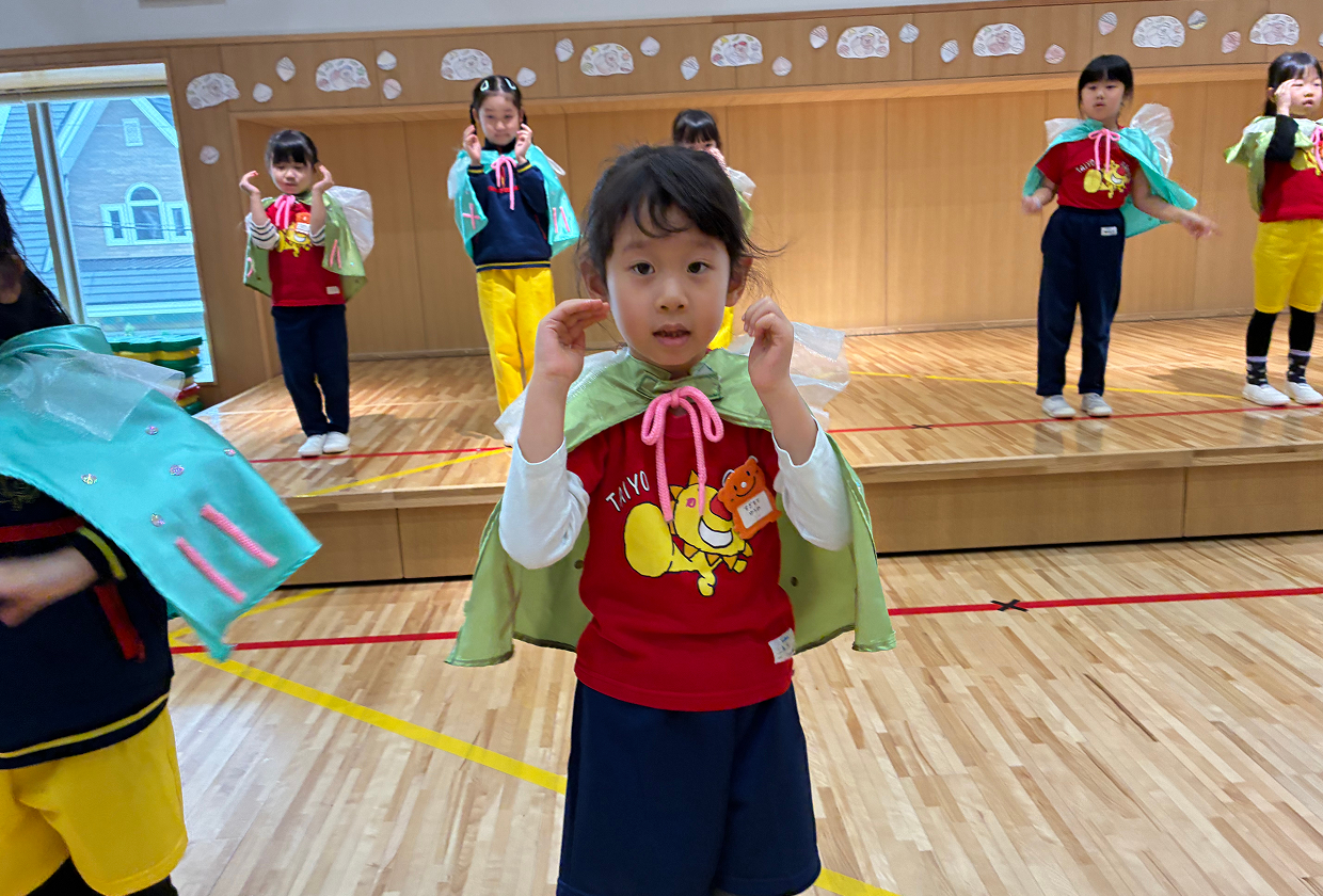 発表会で劇をしている園児たち