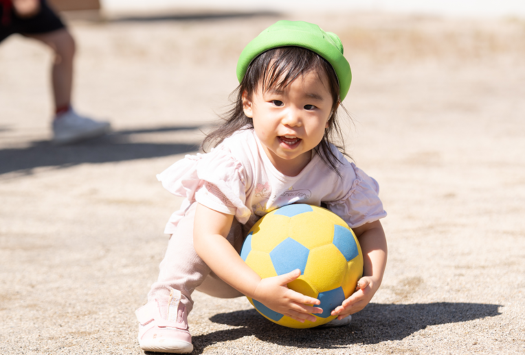 ボール遊びをする園児