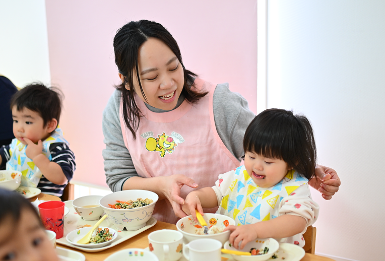給食を食べる園児