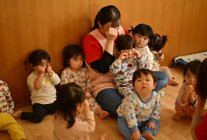 先生と園児が集まり一日を振り返る