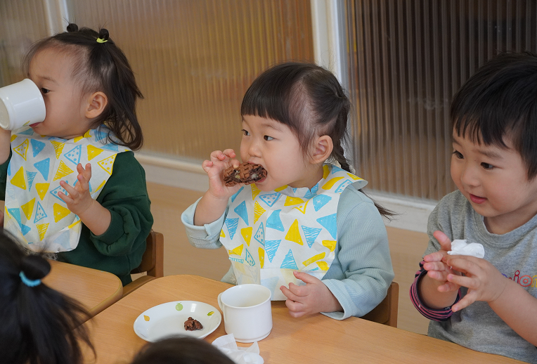 手づくりおやつを食べる子ども