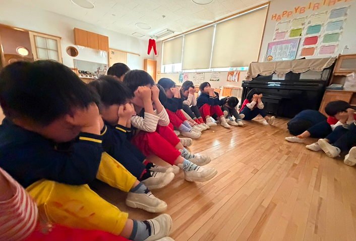 先生と園児が集まり一日を振り返る