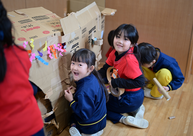 工作をして楽しそうに遊ぶ園児