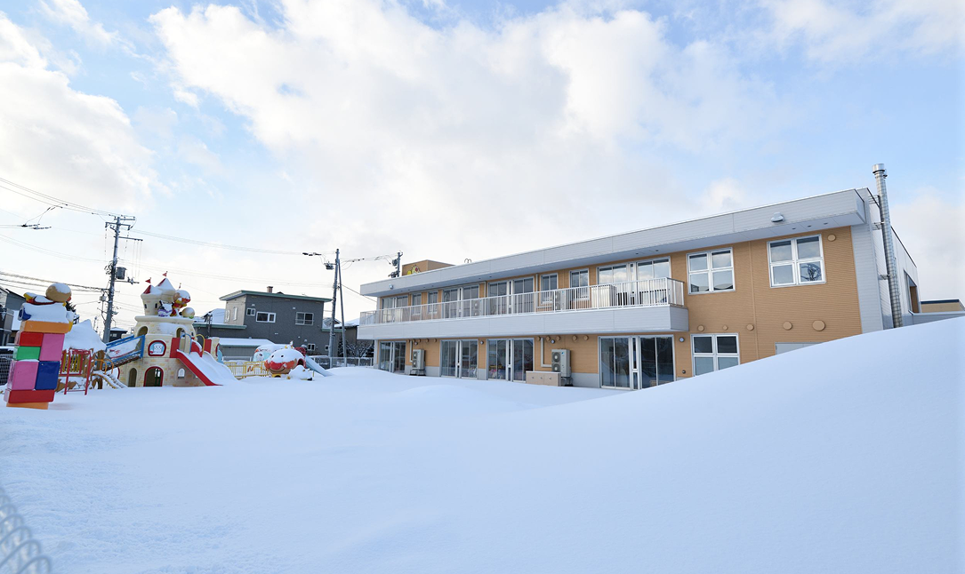 雪が積もった施設