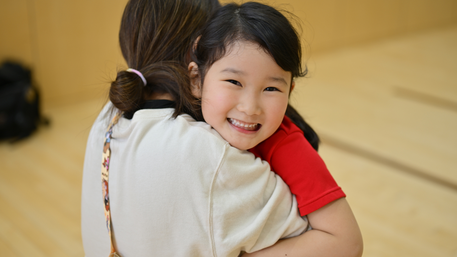 幼児を抱く笑顔の先生