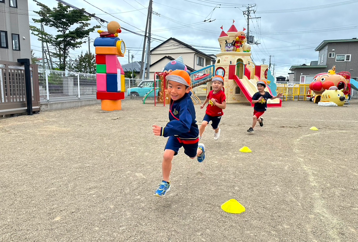 運動会でかけっこをしている園児