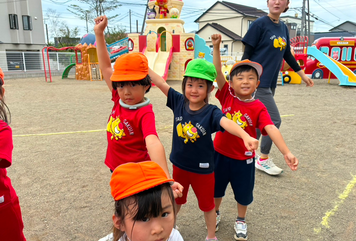 運動会で踊っている園児