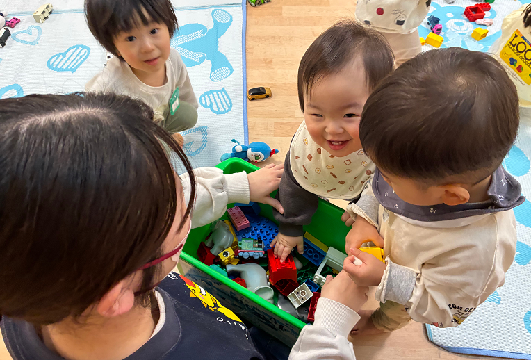 朝の会でみんなの前に立つ先生と二人の児童