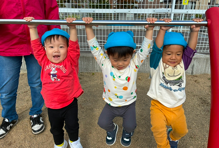 園庭で土遊びをする園児